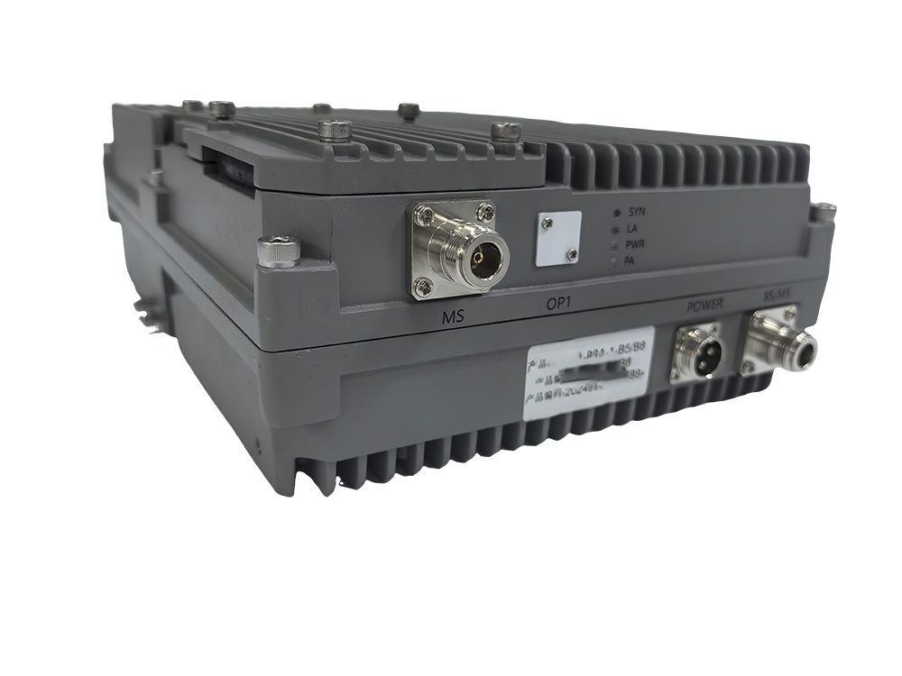  海勃湾三频手机信号接收器2000㎡